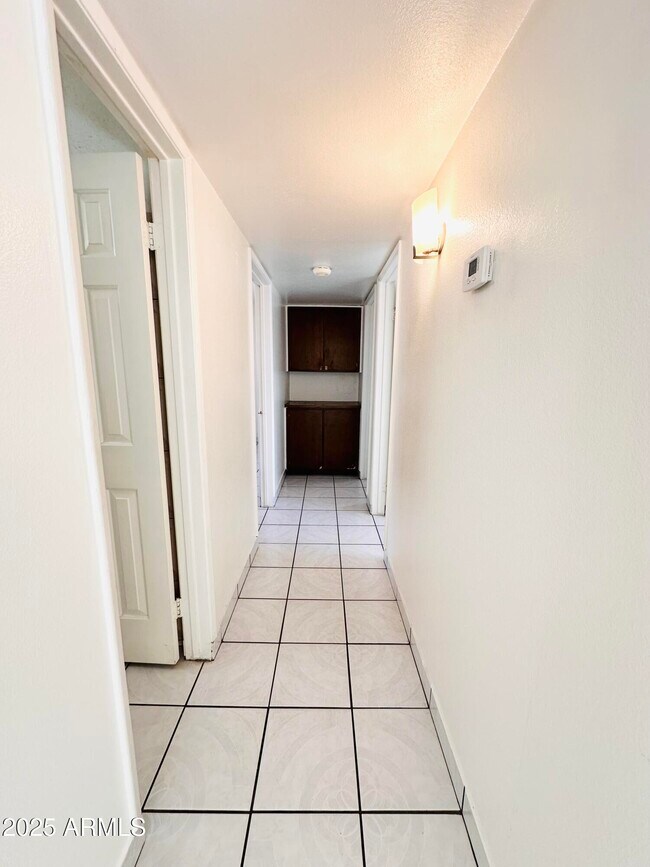 Building Photo - 936 E 7th Dr