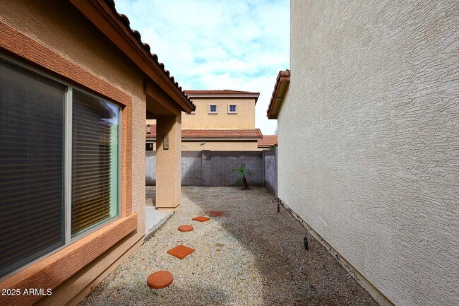 Building Photo - 2710 E Chester Dr