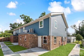 Building Photo - Beautifully Renovated Condo Style Apartment