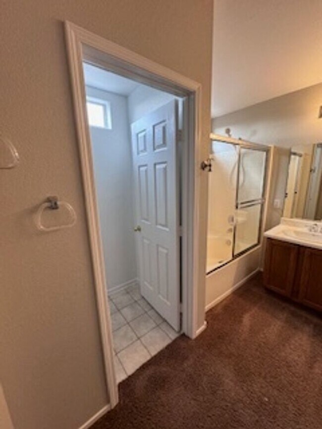 Building Photo - 3Bed/2.5Bath/2Car Residence located in North Las Vegas gated community!