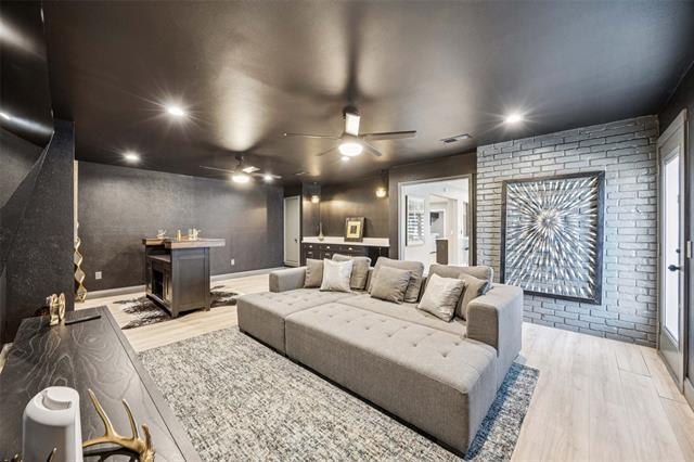 Building Photo - 2833 Meadowbrook Dr