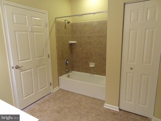Building Photo - 7557 Stoney Run Dr