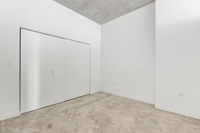 Building Photo - 235 W Van Buren St