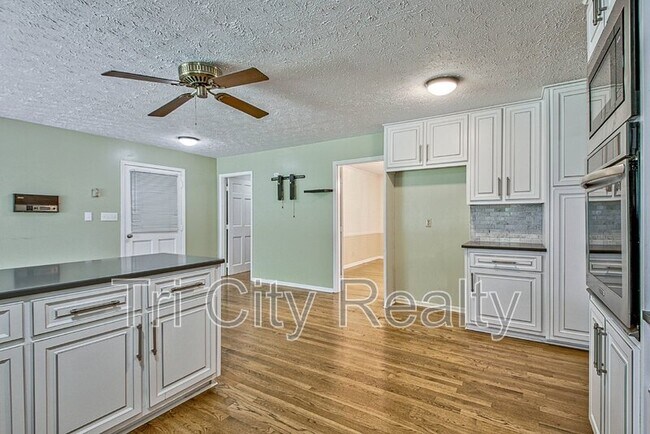 Building Photo - 630 Hawthorne Pl