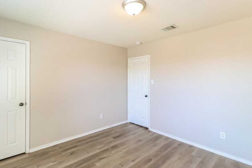Building Photo - 8536 Hawkview Dr