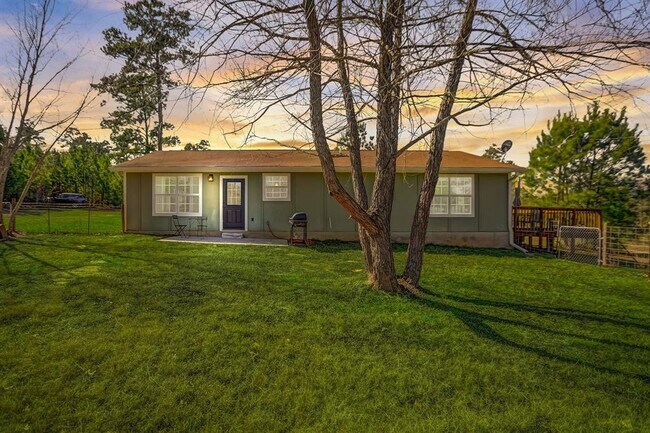 Building Photo - 460 Pine Tree Loop