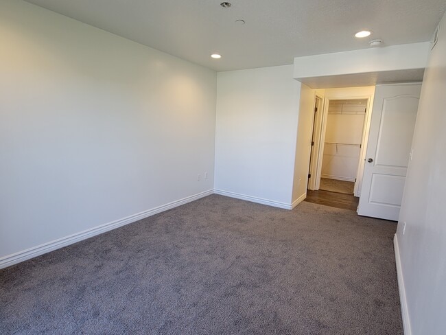 Building Photo - 3969 Romney Park Dr