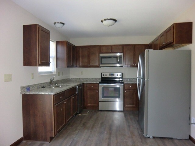 Building Photo - 1445 Village Circle Dr