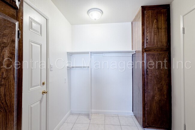 Building Photo - 3 Bedroom/2 Bath Home - $2250 per month!