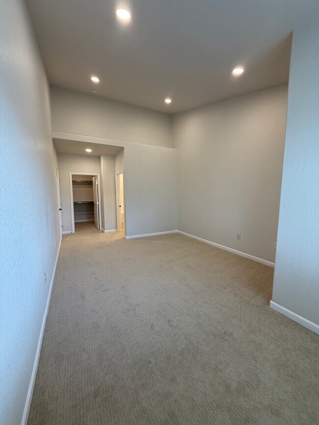 Building Photo - 8520 S Holland Ln