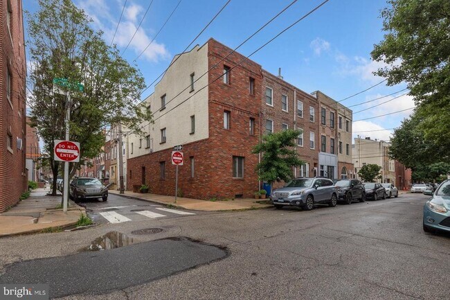 Building Photo - 821 Catharine St