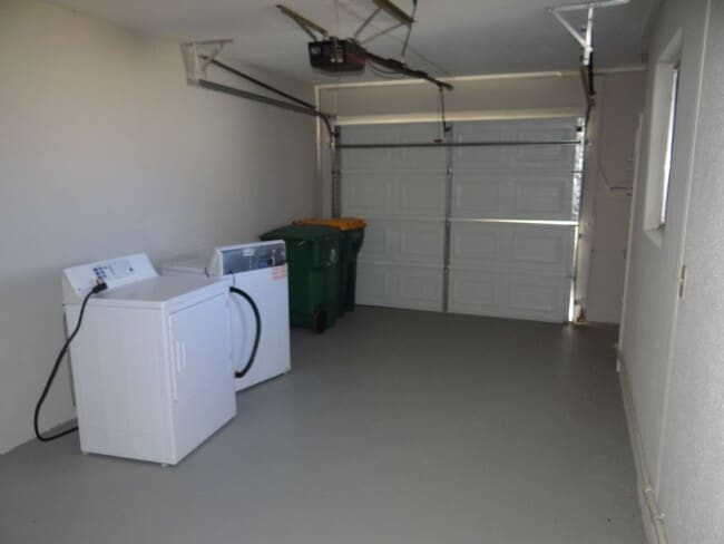 Building Photo - Annual Renovated Duplex 2 bed 1 bath 1 car...