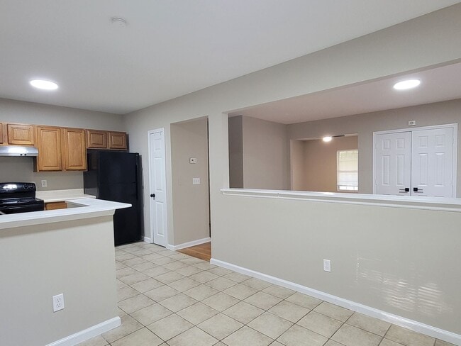 Building Photo - Affordable 2 Story Home - Fresh Paint - New flooring Large Lot - Close to Downtown Atlanta
