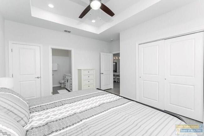 Building Photo - 18 S Bay Hill Dr