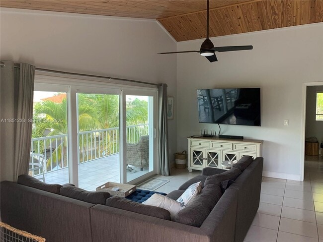 Building Photo - 112 Captains Ct