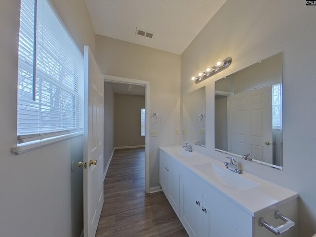 Building Photo - 62 Sweet Thorne Cir