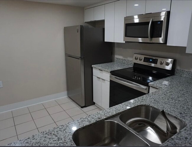 Building Photo - 11285 N Kendall Dr