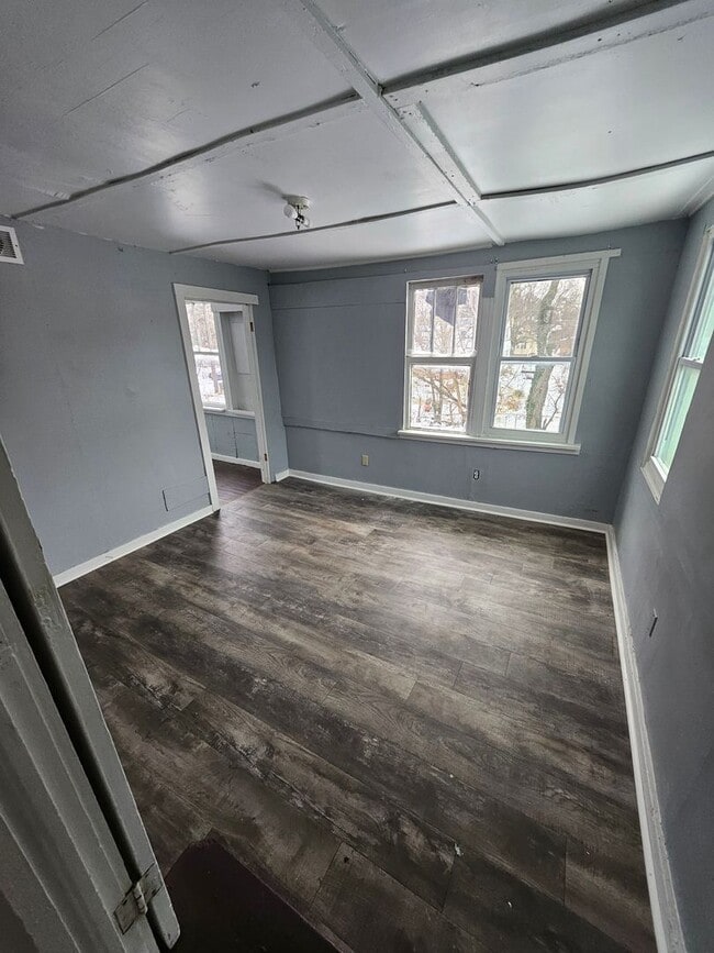 Building Photo - upper 4-bedroom unit east side