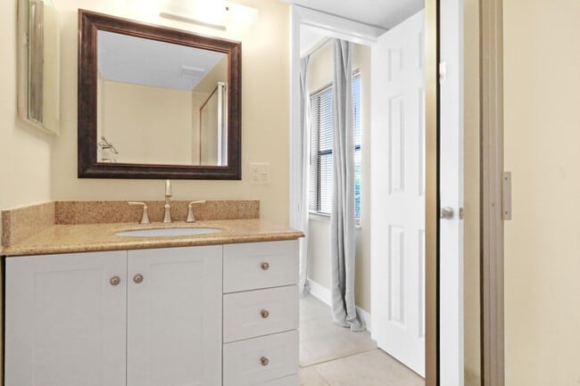 Building Photo - 717 S US Hwy 1