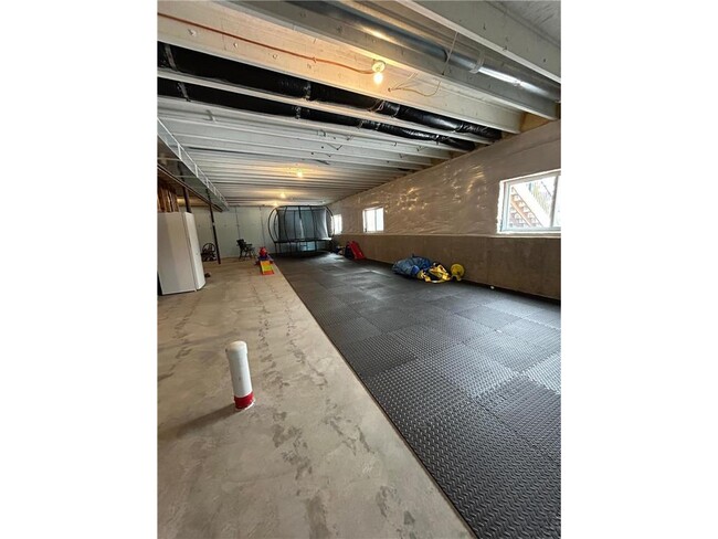 Building Photo - 5785 Urbandale Ln N
