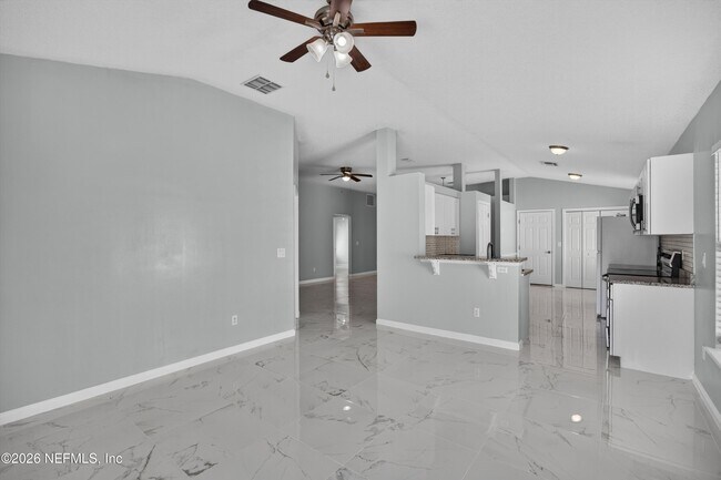 Building Photo - 490 Hillside Dr