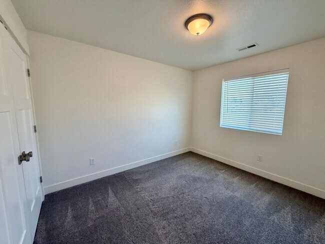 Building Photo - 428 1625 N