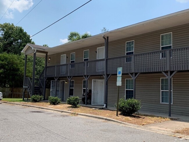 Building Photo - Very nice 2 bedroom and 1 bath apartment located in downtown Concord!
