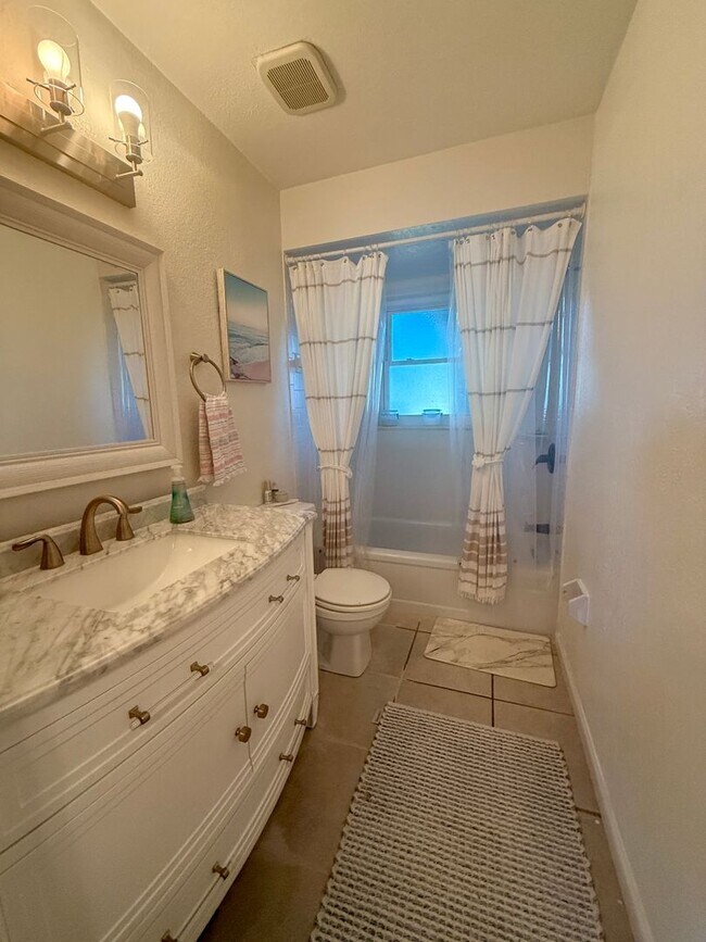 Building Photo - LAKE VIEW - NEVER FLOODED 4/3