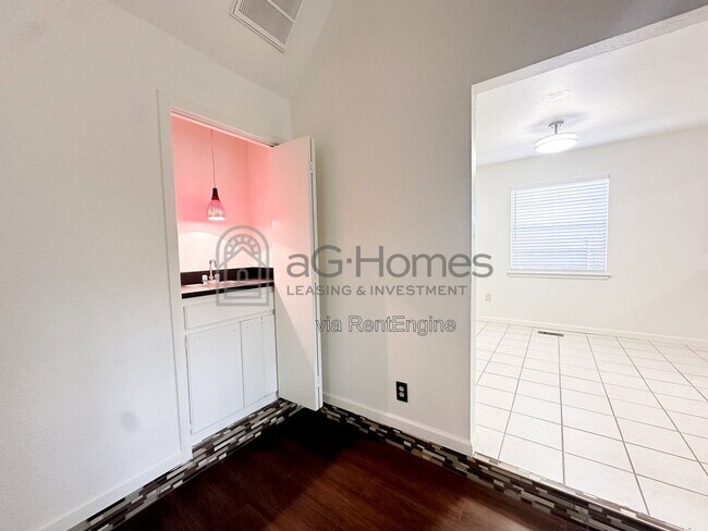 Building Photo - 909 Cherrywood Ln