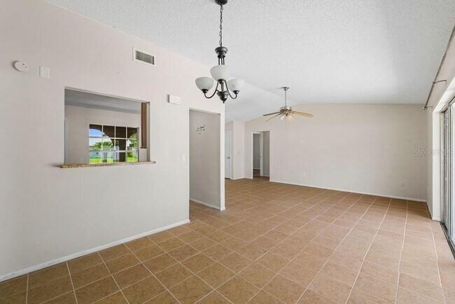 Building Photo - 7504 N Sanibel Cir