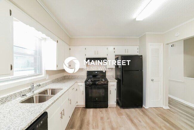 Building Photo - 3 Bedroom Pet-Friendly Home in BLUE SPRINGS, MO with Main Street Renewal