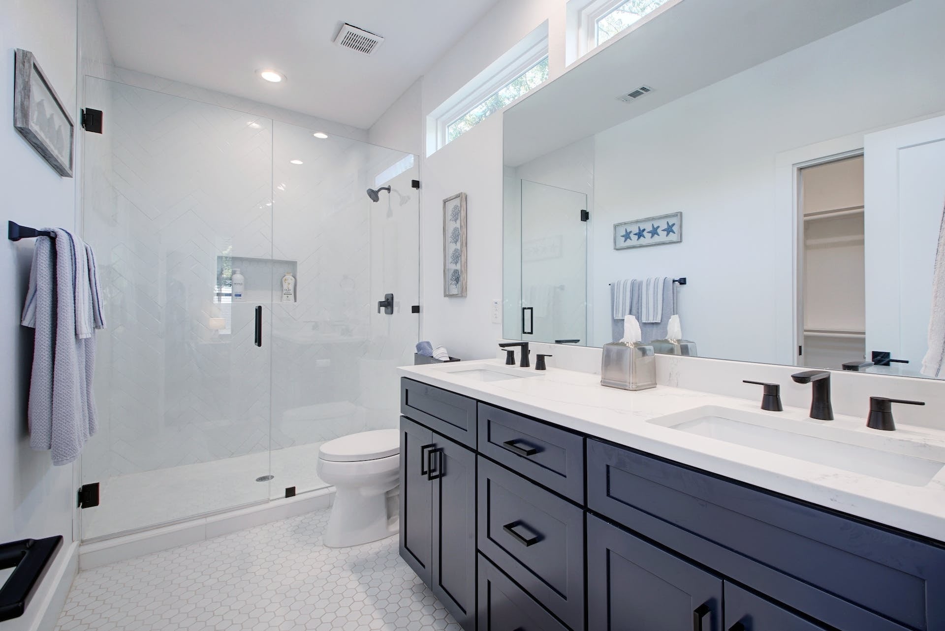 Full bathroom 1 - 413 W Odell St