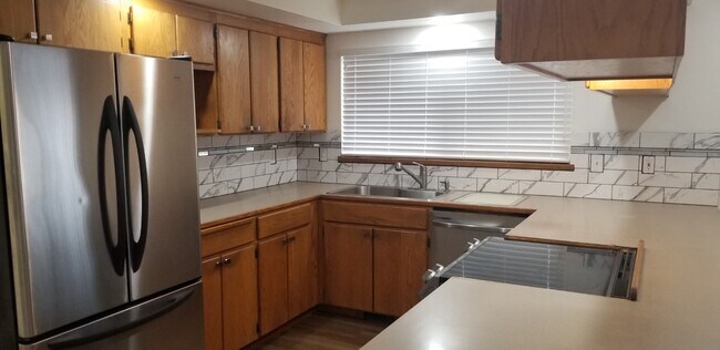Functional U-Shaped kitchen - 10615 Hillsboro Dr NW