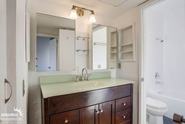 Building Photo - Bright & Airy 2Bdm 1Ba Townhome in San Diego!