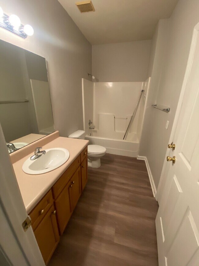 Building Photo - Lovely Three bedroom/two bath townhouse off Blairstone Road!