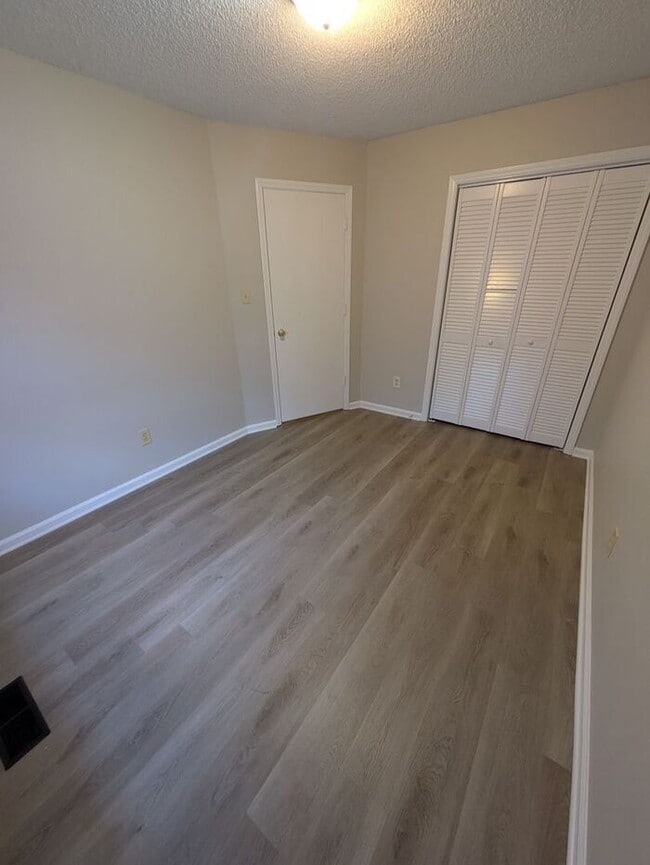 Building Photo - 2BD/1.5BA Townhome in Hickory