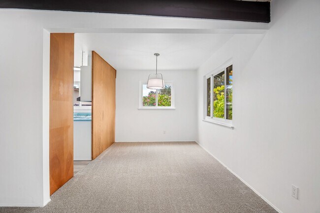 Building Photo - Spacious 4-bedroom, 2-bathroom home in coveted University City