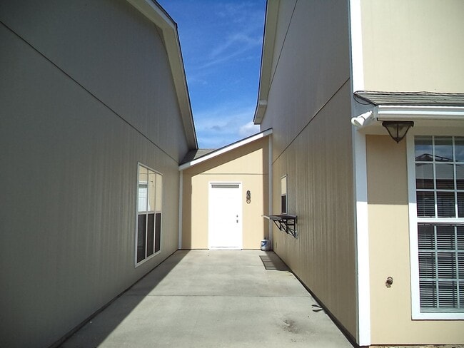 Building Photo - Wakefield Subdivision - Fully Furnished TDY Unit!