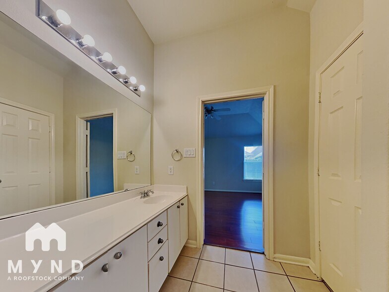 Building Photo - 807 Forest Star