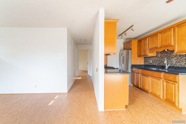 Building Photo - 2bd 1.5 ba 2 pkg townhome at Palm Villas g...