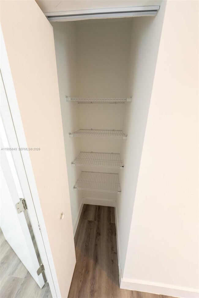 Building Photo - 618 NE 21st Ave