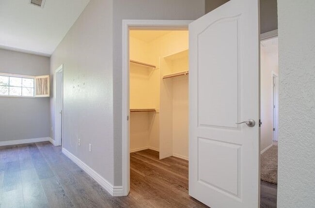 Building Photo - Gorgeous 2/2.5 condo for rent in Scottsdale.