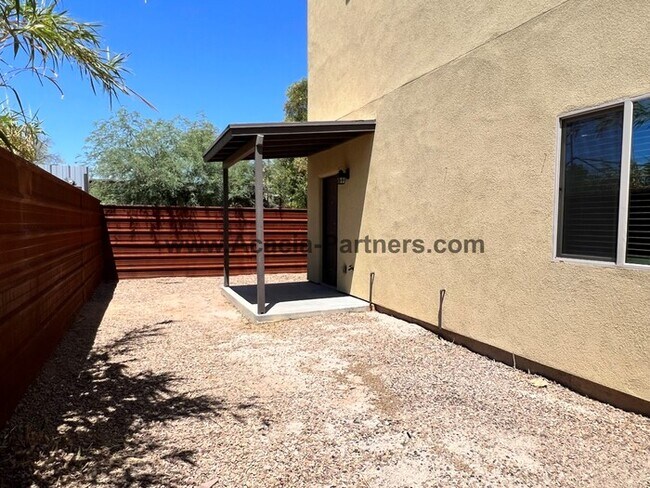 Building Photo - Newer Two Bedroom Town Homes