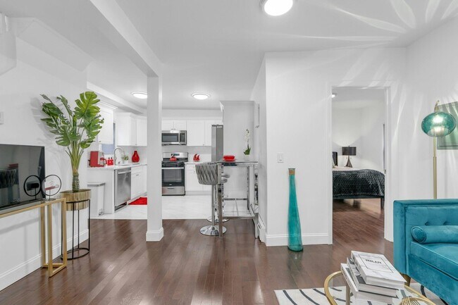 Building Photo - 196 2nd St