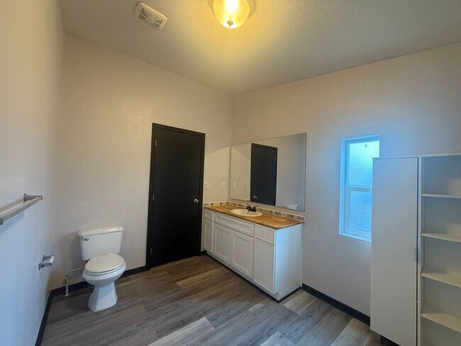 Building Photo - FR T L12795