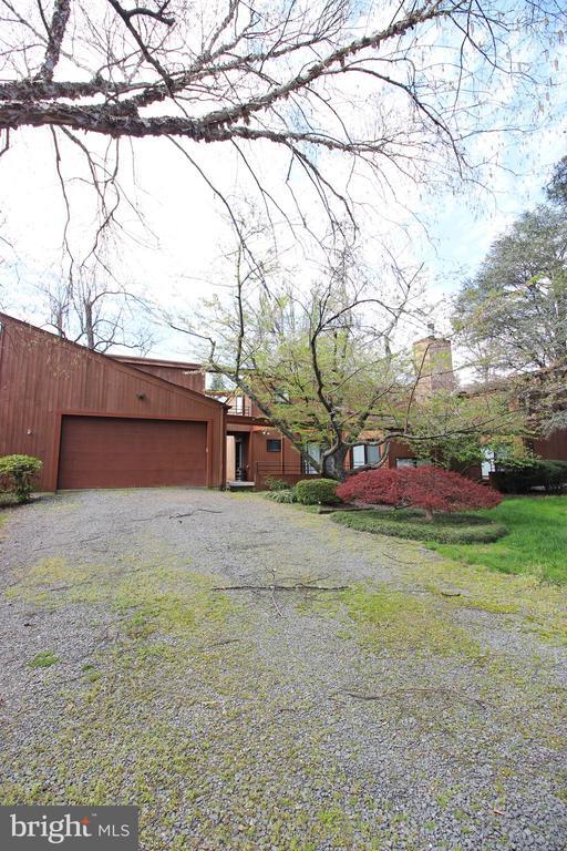 Building Photo - 6872 Melrose Dr