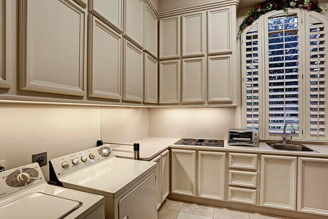 Building Photo - 11101 S Country Squire