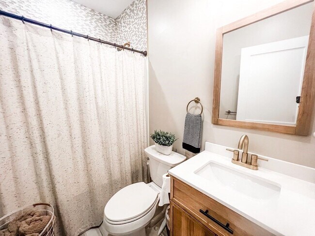 Building Photo - 69 Falcon St