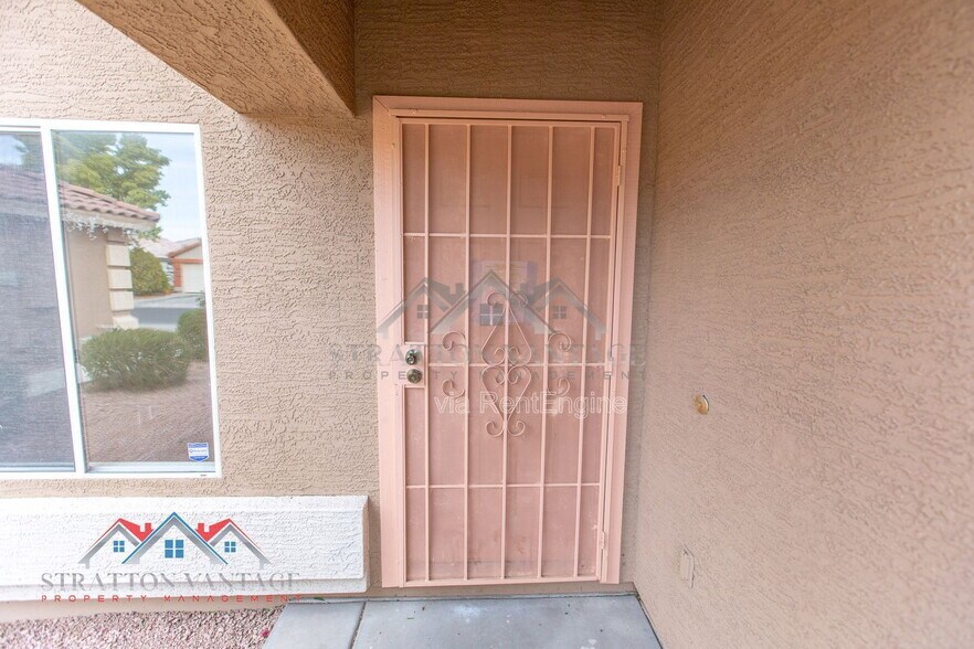 Building Photo - 11801 W Paradise Dr