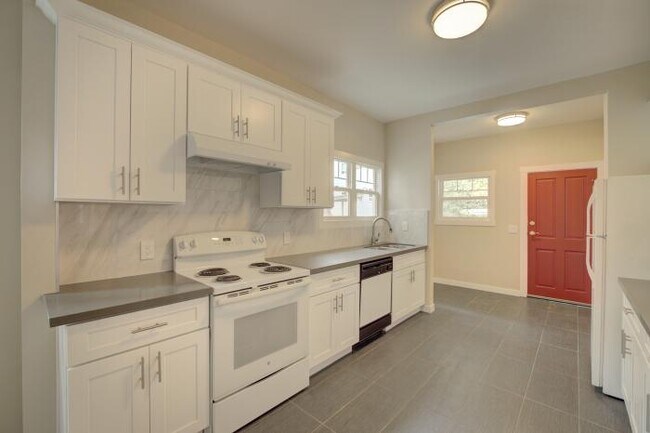 Building Photo - 5 bedroom in Seattle WA 98105